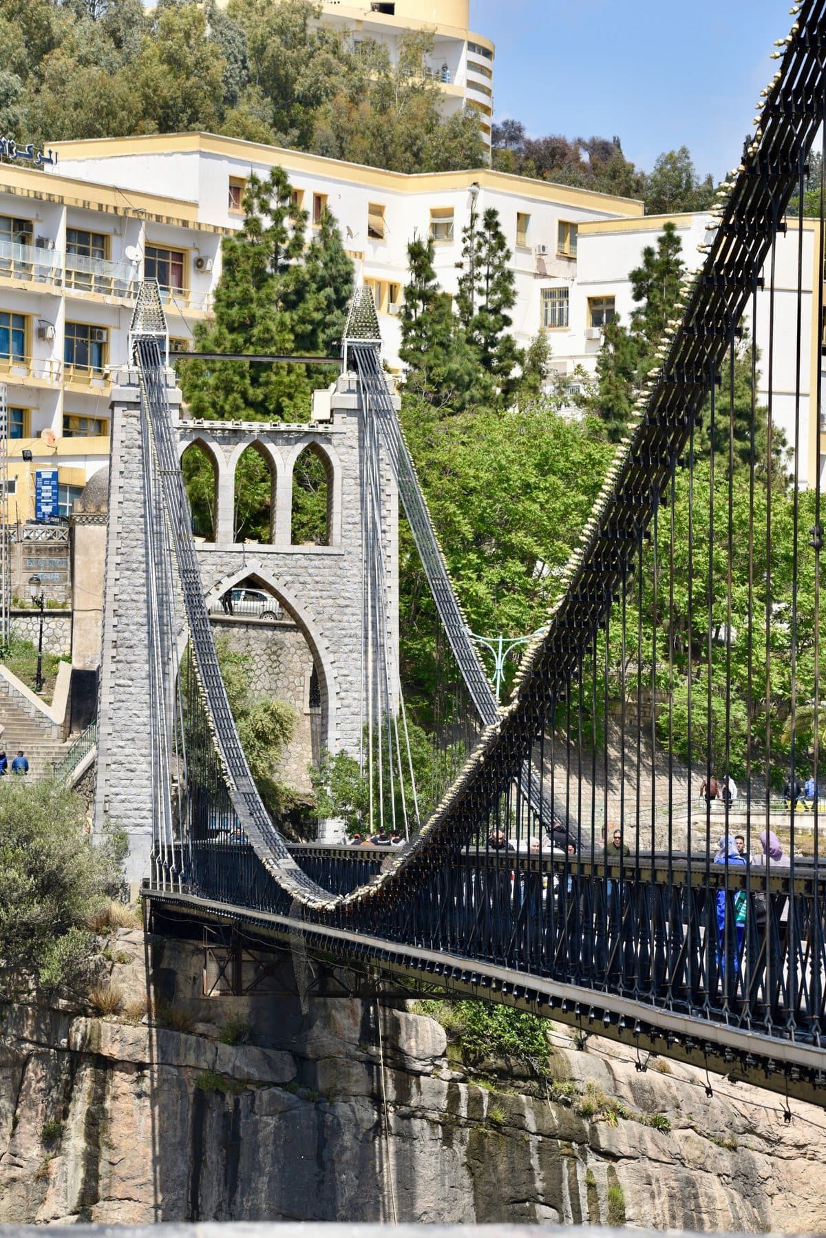 Le pont suspendu de Sidi M'Cid enjambant les gorges du Rhumel à Constantine, en Algérie