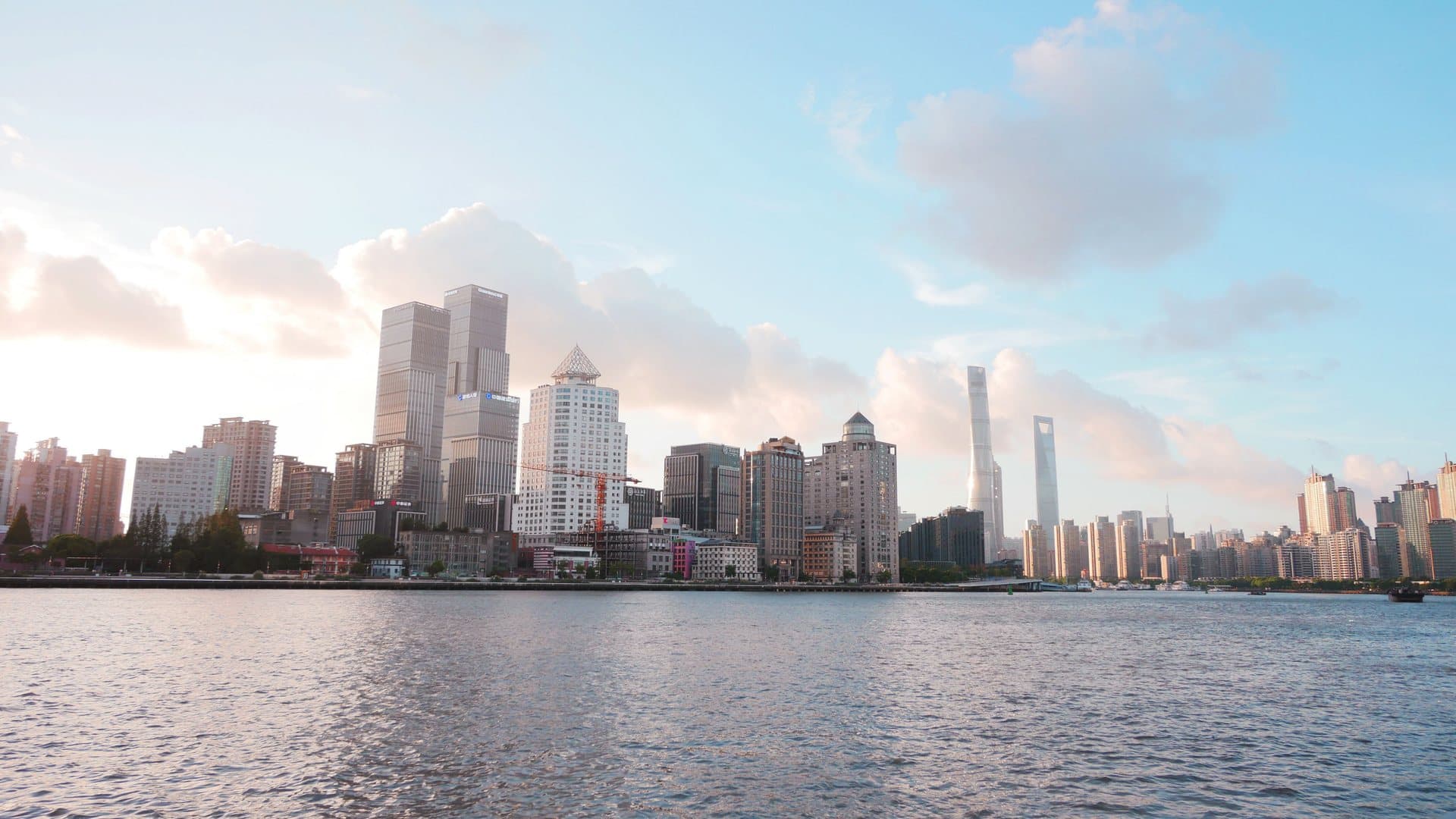 Le panorama de Shanghai à l'heure dorée, vu depuis le fleuve Huangpu