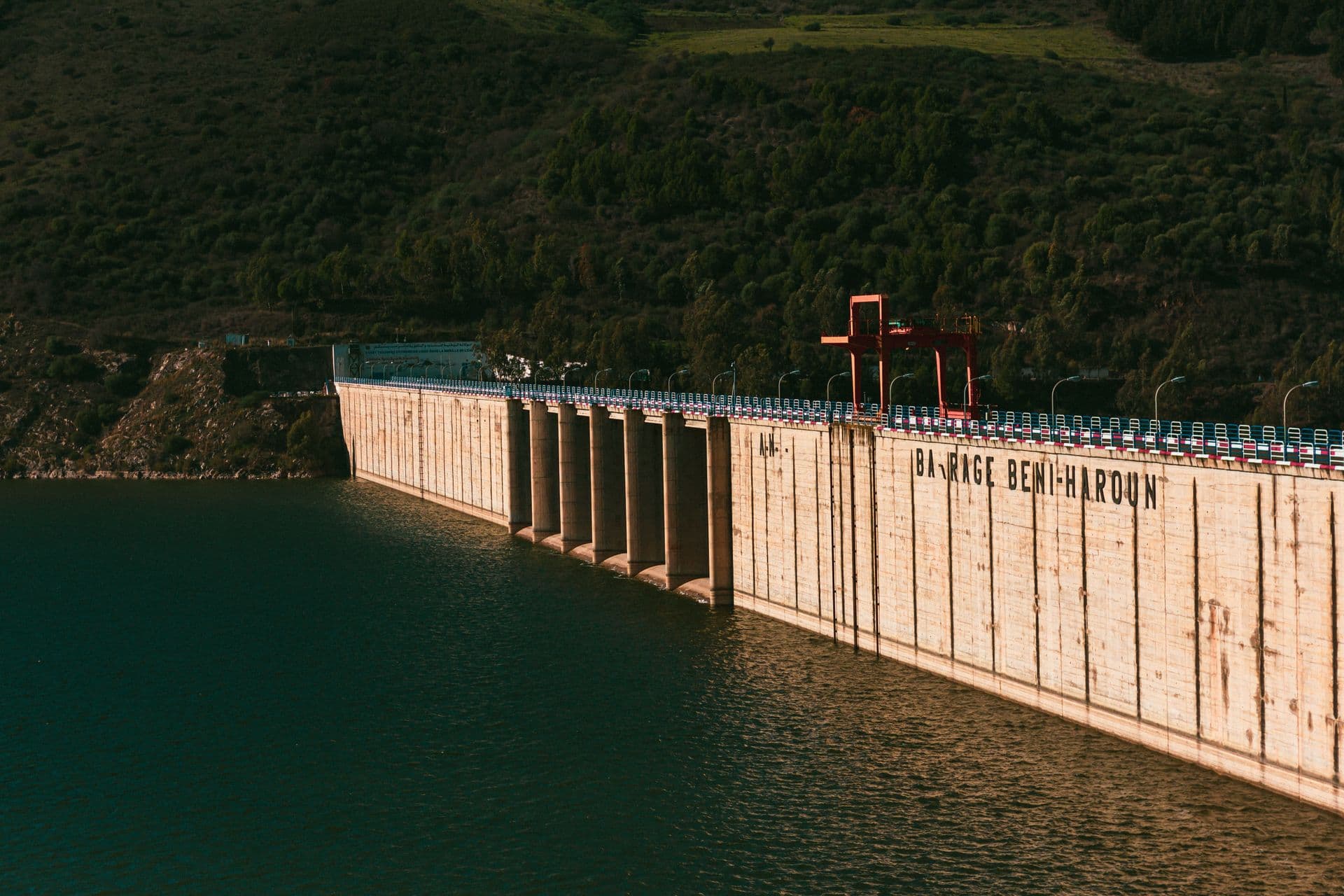 Le barrage de Beni Haroun traverse un réservoir bordé de collines verdoyantes dans la wilaya de Mila, en Algérie